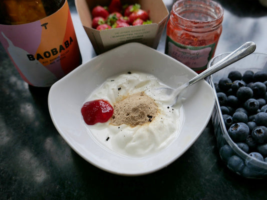 Baobab Pulver mit griechischem Joghurt, Beeren und Marmelade: Ein einfaches Rezept zum Genießen!