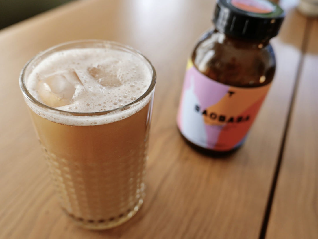 Ubuyu Drink - Baobab Pulver Getränk mit Honig, Zimt und Eiswürfeln © BAOBABA