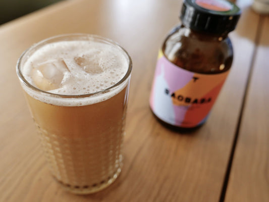 Ubuyu Drink - Baobab Pulver Getränk mit Honig, Zimt und Eiswürfeln © BAOBABA