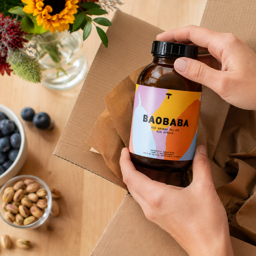 Bio Baobab Pulver im Glas | Unboxing aus dem sicheren Versandkarton © BAOBABA / AI generiert